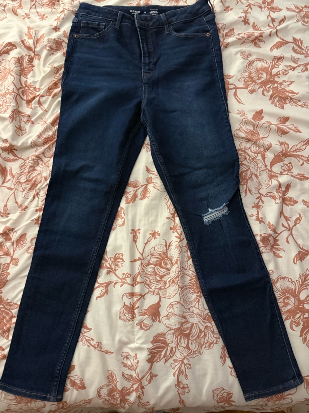 Old Navy Women’s Indigo Skinny Jeans with Knee Rip